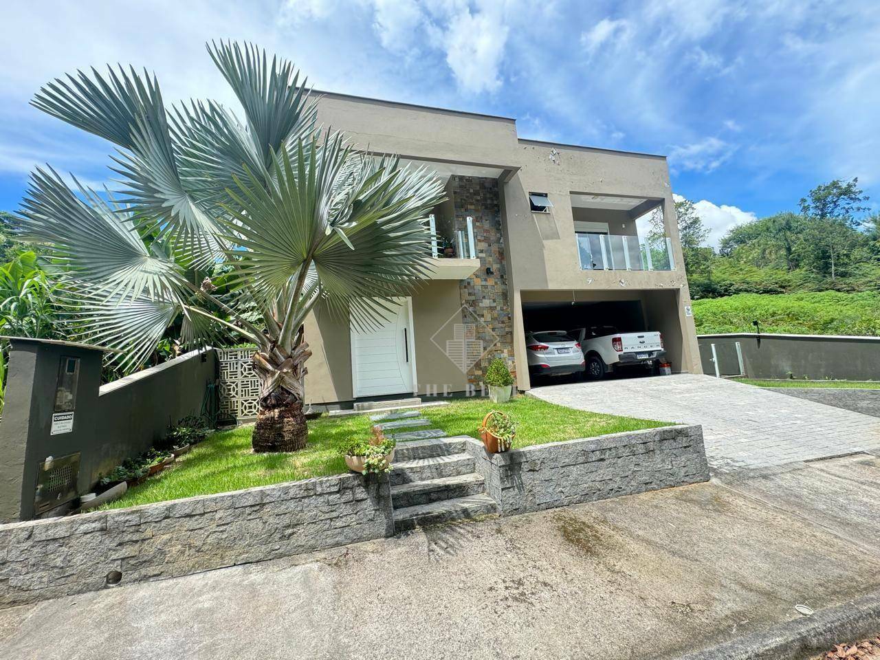 Casa à venda com 4 quartos, 250m² - Foto 1
