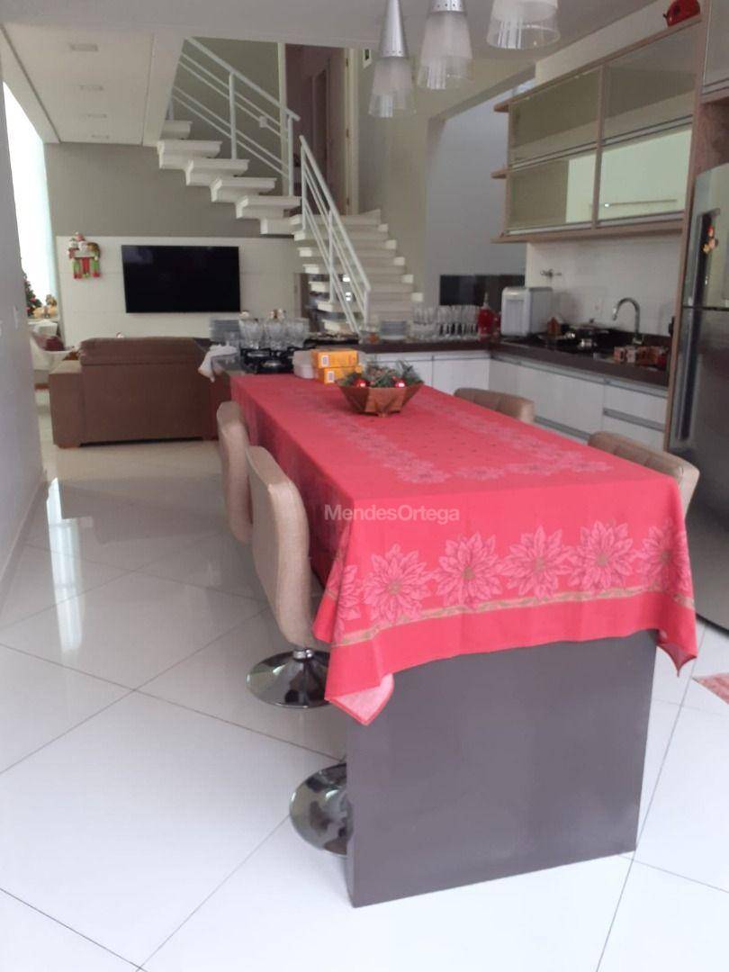 Casa de Condomínio à venda com 3 quartos, 250m² - Foto 3