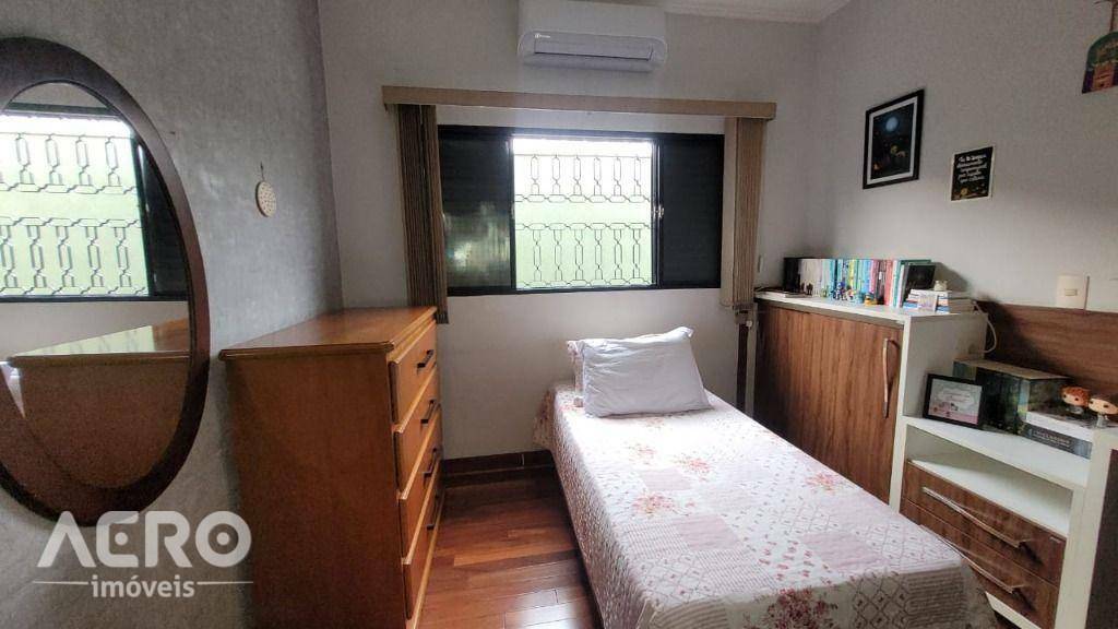 Casa à venda com 4 quartos, 211m² - Foto 8