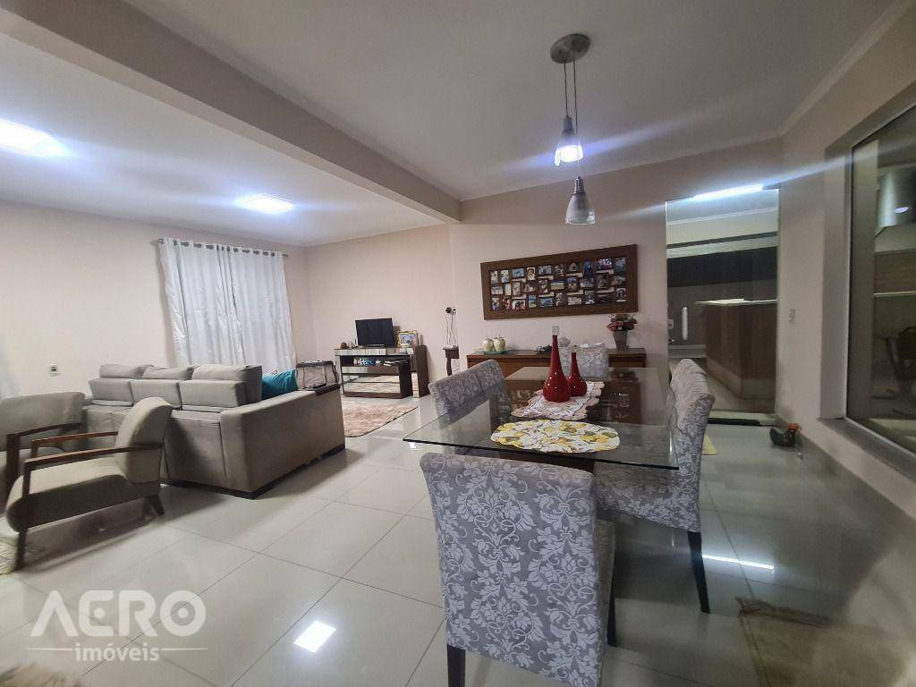 Casa à venda com 3 quartos, 210m² - Foto 9