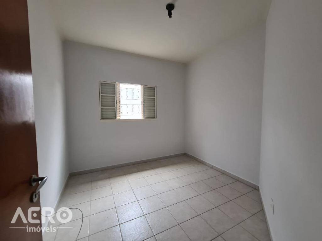 Casa à venda com 4 quartos, 200m² - Foto 14