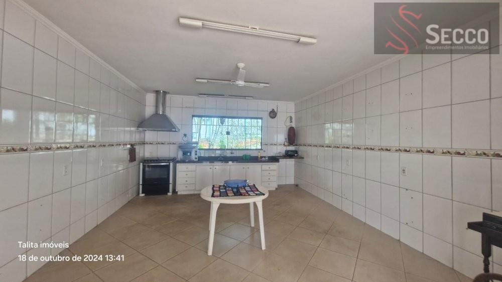 Casa para alugar com 4 quartos, 1050m² - Foto 2