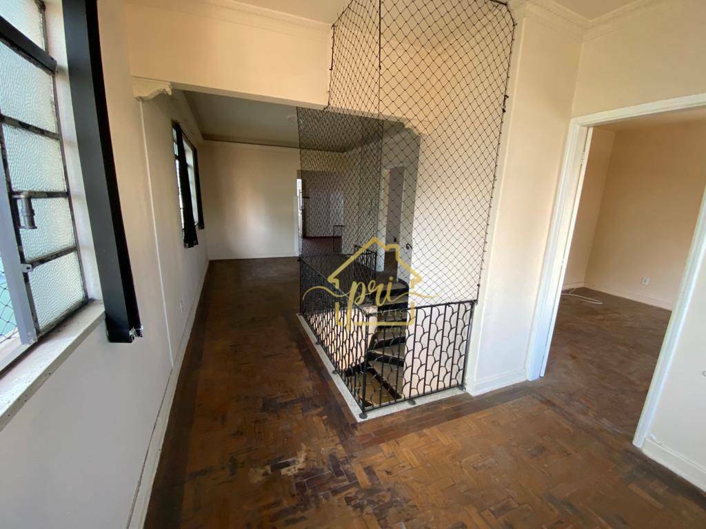 Casa à venda com 5 quartos, 225m² - Foto 1