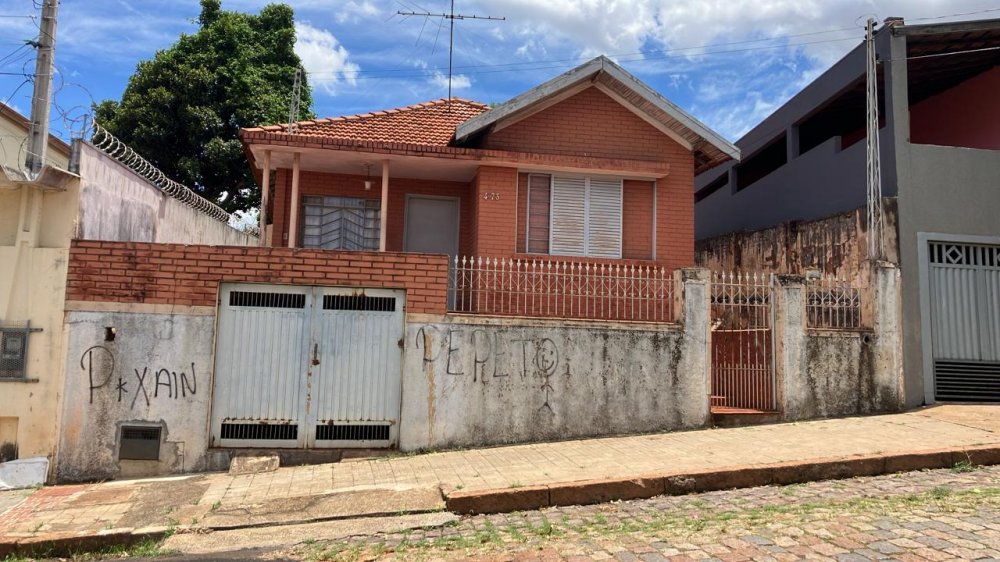 Casa à venda com 2 quartos, 400m² - Foto 1