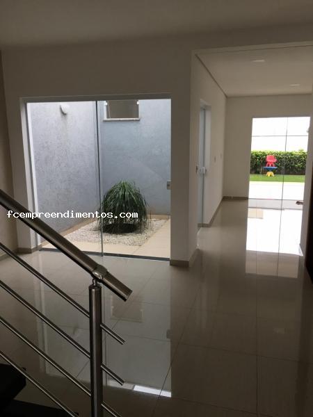 Casa de Condomínio à venda com 3 quartos, 260m² - Foto 1