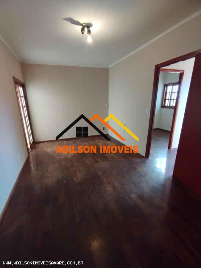 Casa à venda com 3 quartos, 127m² - Foto 1