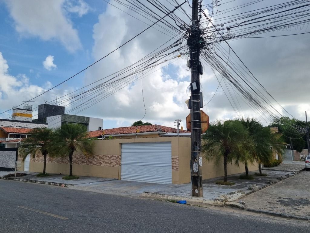 Casa de Condomínio à venda com 3 quartos, 233m² - Foto 1