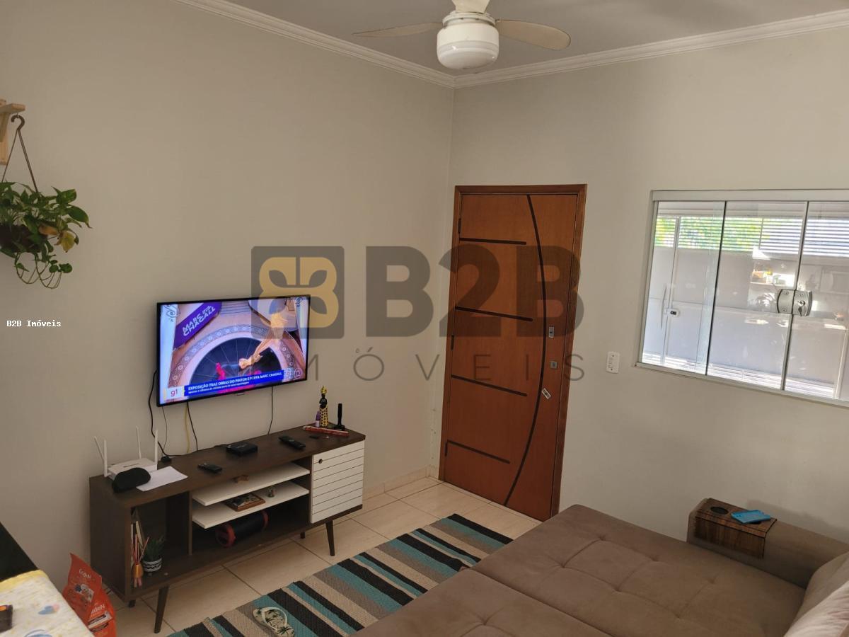 Casa à venda com 2 quartos, 100m² - Foto 1