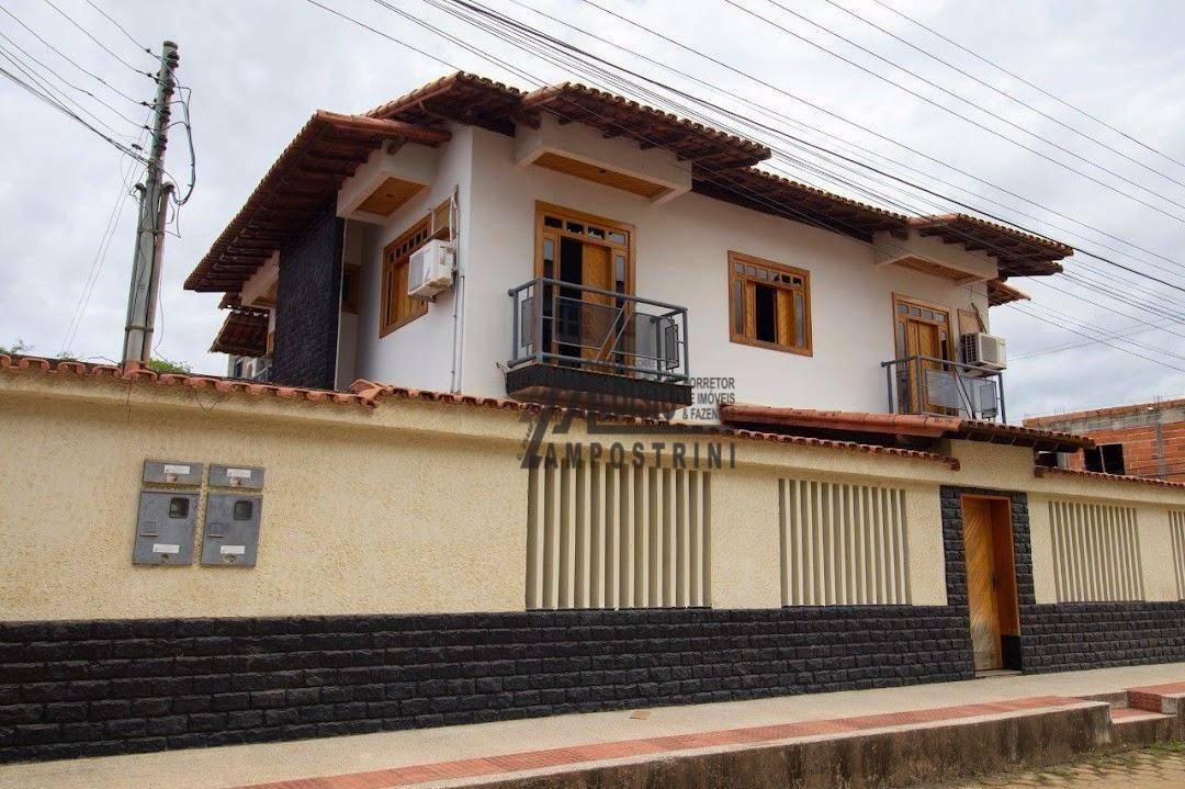 Casa à venda com 4 quartos, 250m² - Foto 1