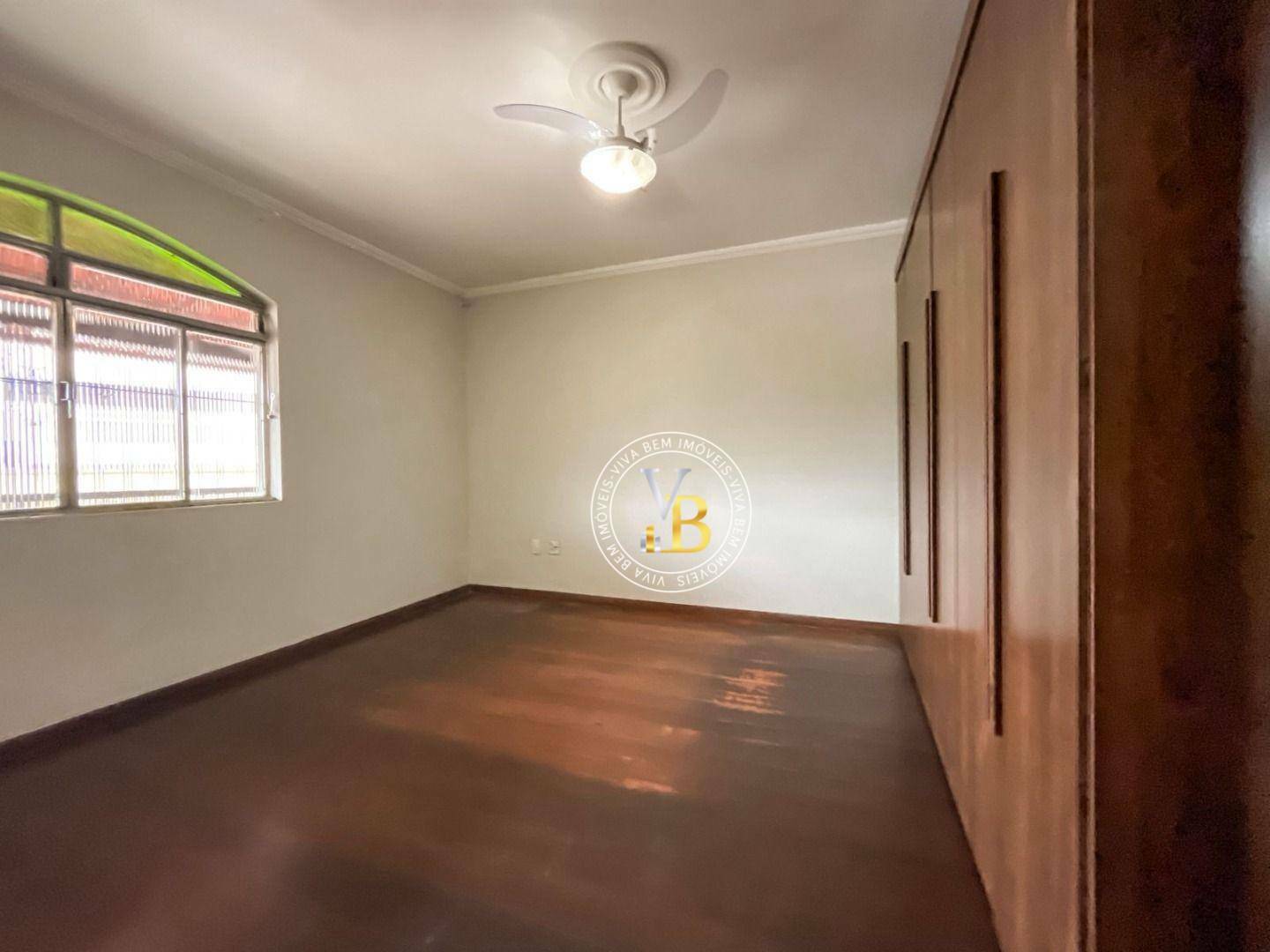 Casa para alugar com 4 quartos, 240m² - Foto 12