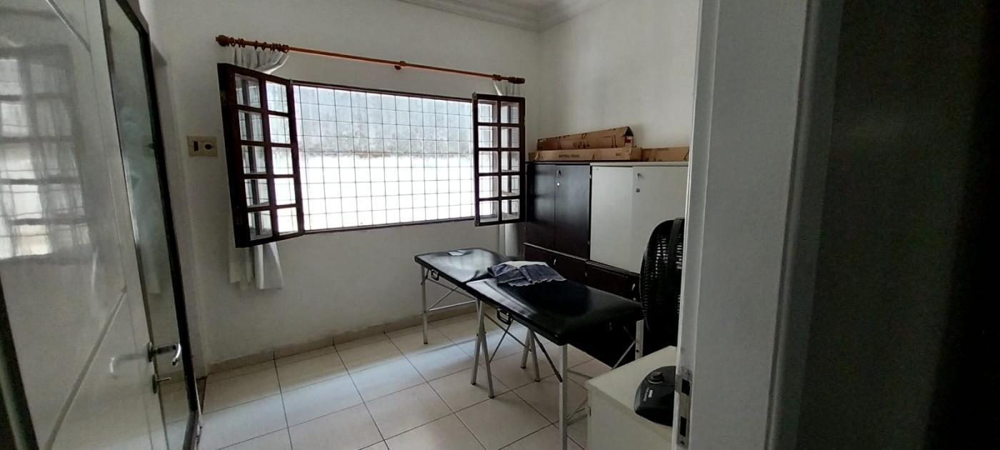 Casa à venda com 4 quartos, 240m² - Foto 2