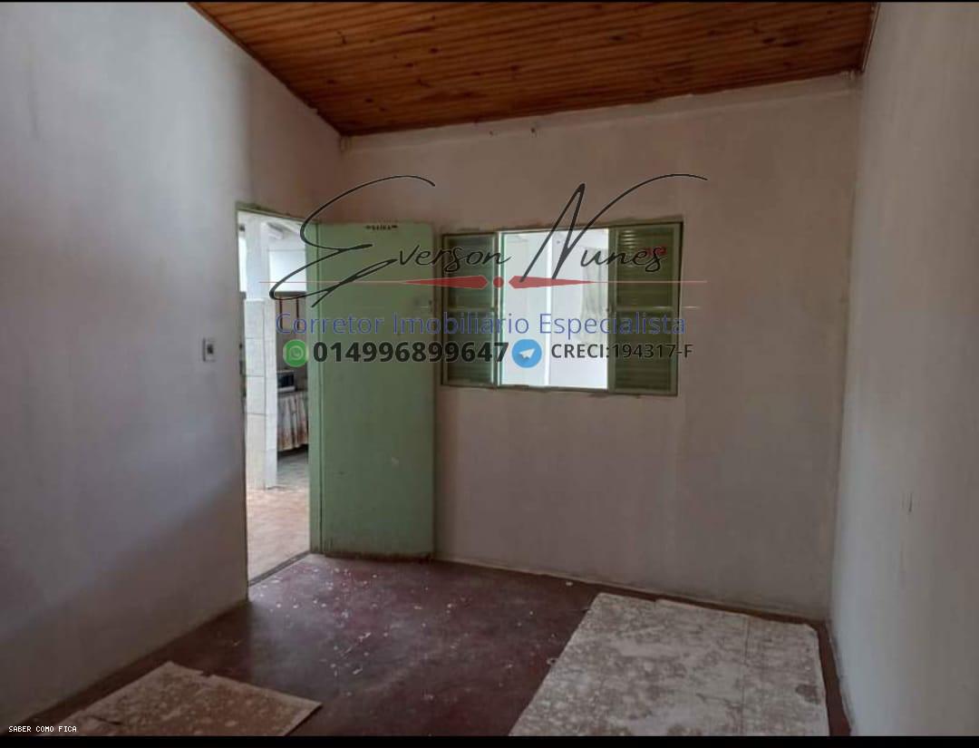 Casa à venda com 2 quartos, 200m² - Foto 2