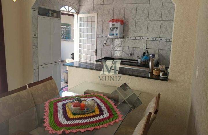 Casa à venda com 4 quartos, 164m² - Foto 2