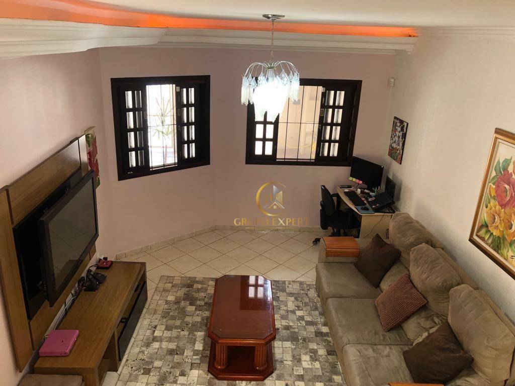 Casa à venda com 4 quartos, 235m² - Foto 1