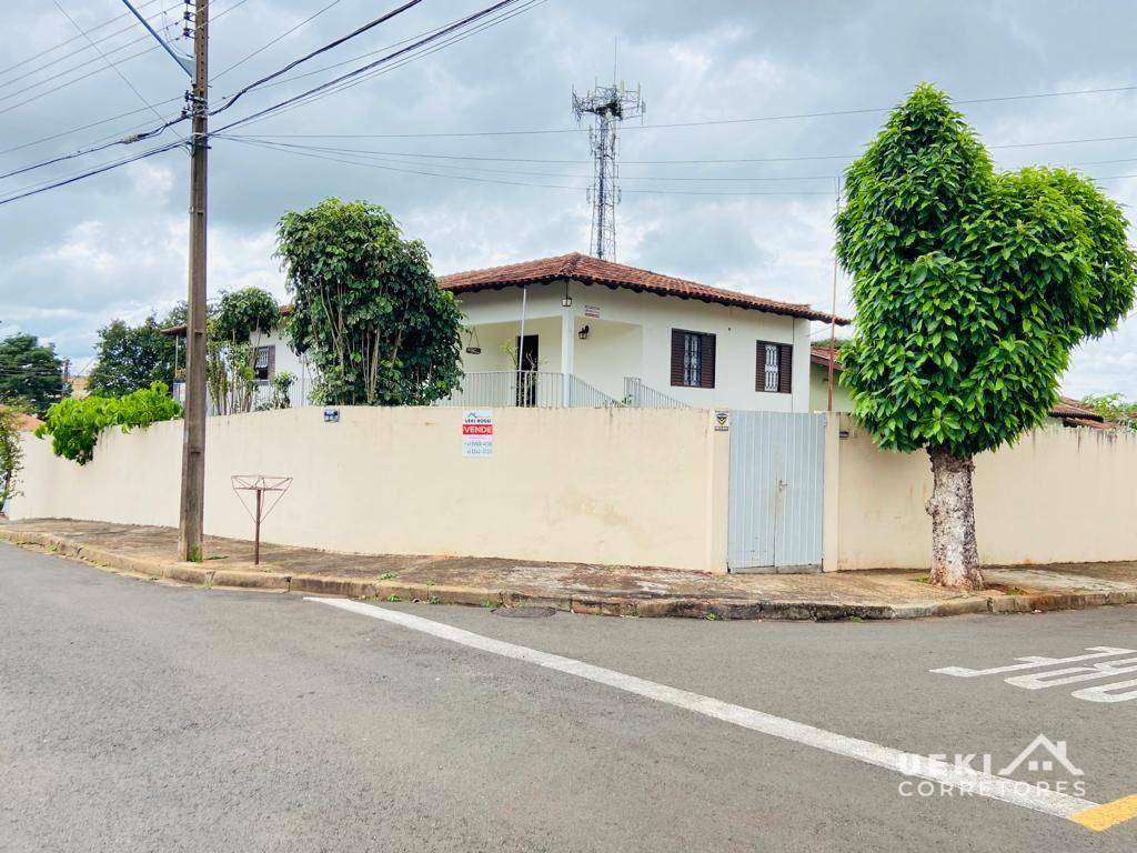 Casa à venda com 5 quartos, 250m² - Foto 1