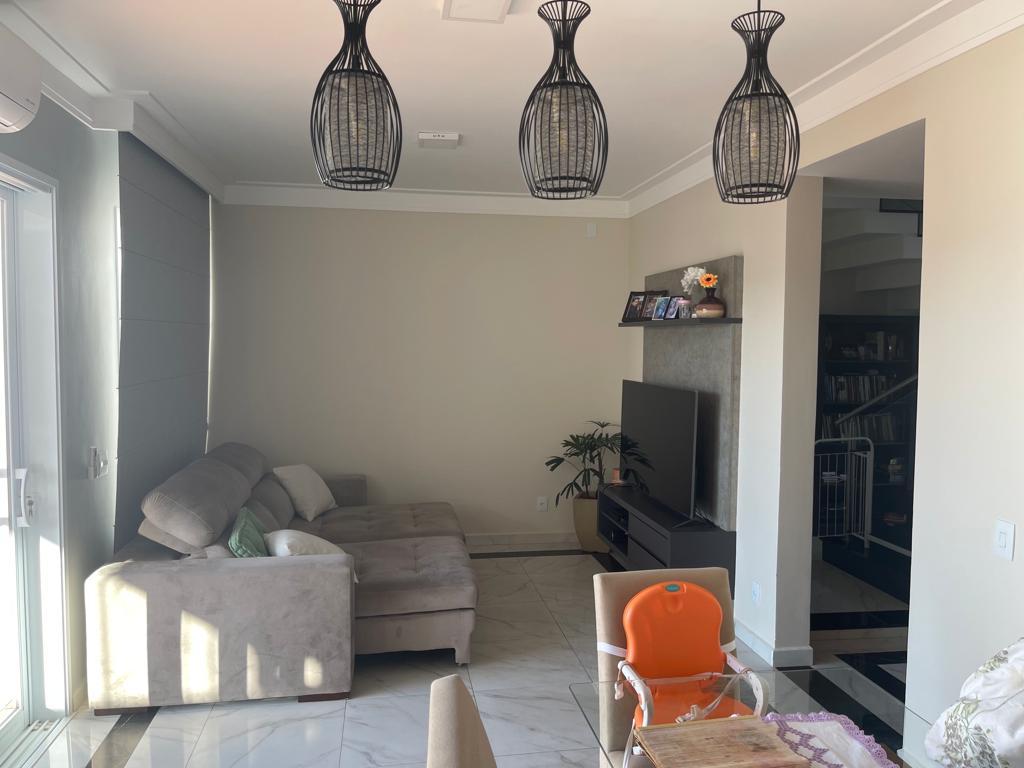 Casa à venda com 3 quartos, 300m² - Foto 1