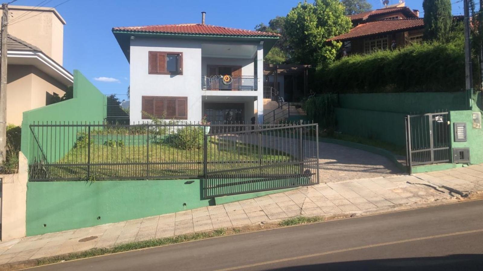 Casa à venda com 5 quartos, 200m² - Foto 2