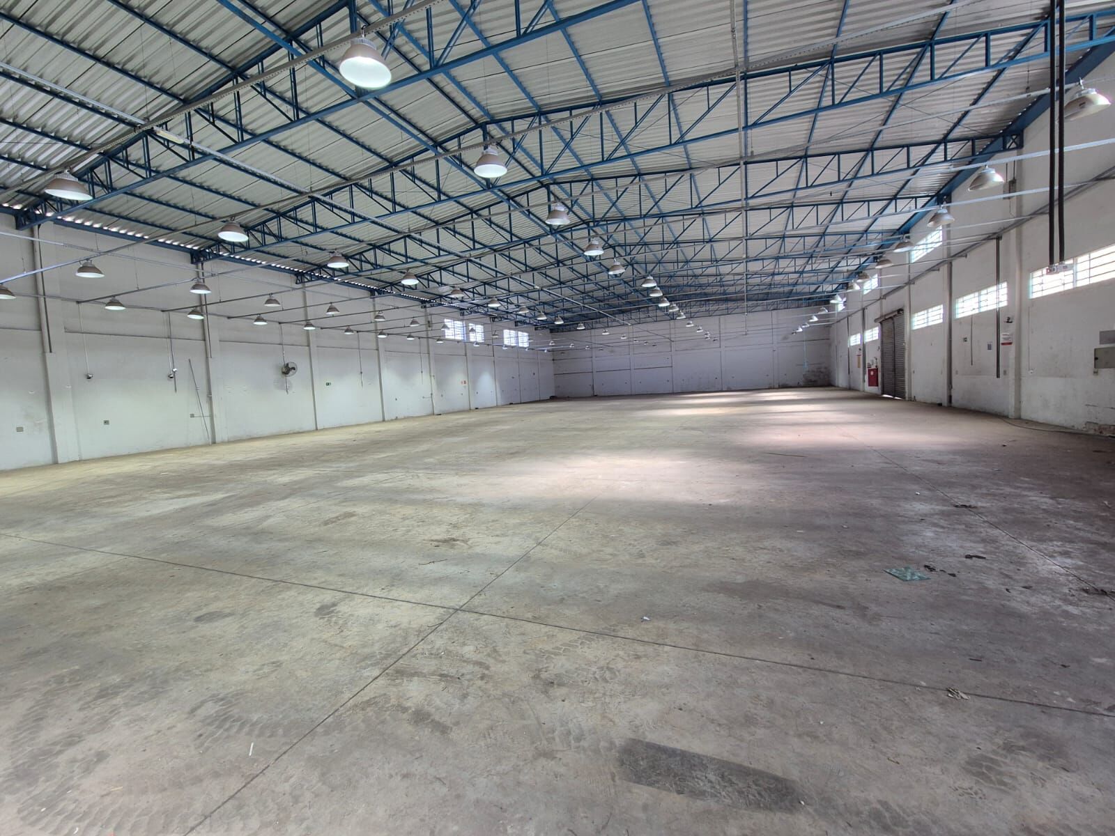 Depósito-Galpão-Armazém para alugar, 1600m² - Foto 1