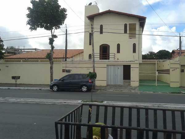 Casa à venda com 6 quartos, 300m² - Foto 1