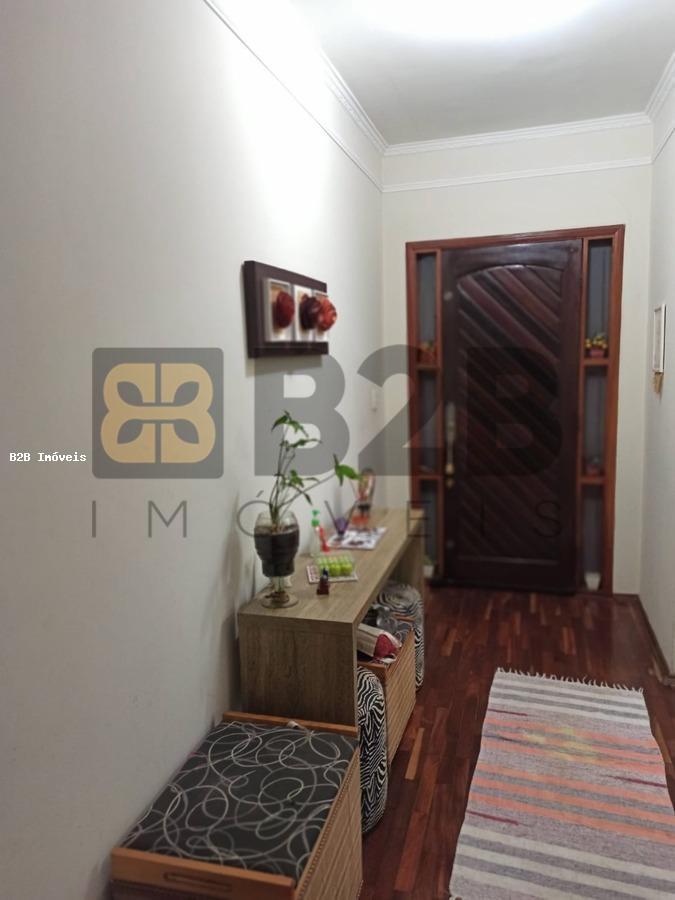 Casa à venda com 3 quartos, 310m² - Foto 2