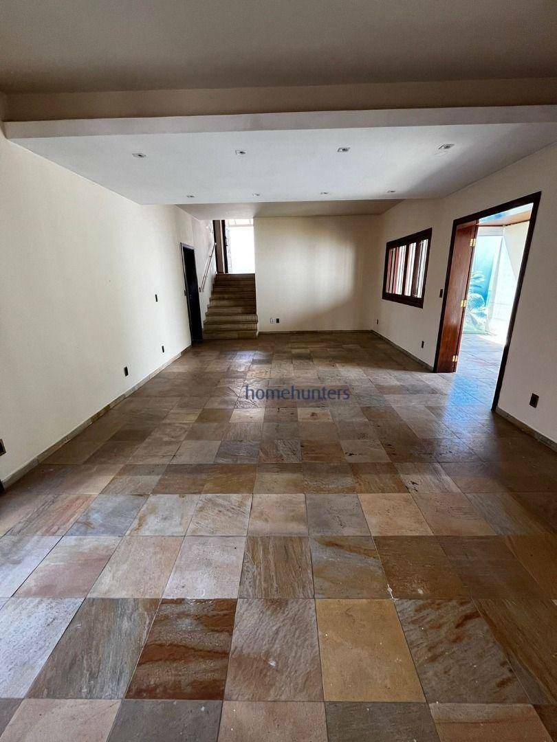 Casa para alugar com 5 quartos, 267m² - Foto 4