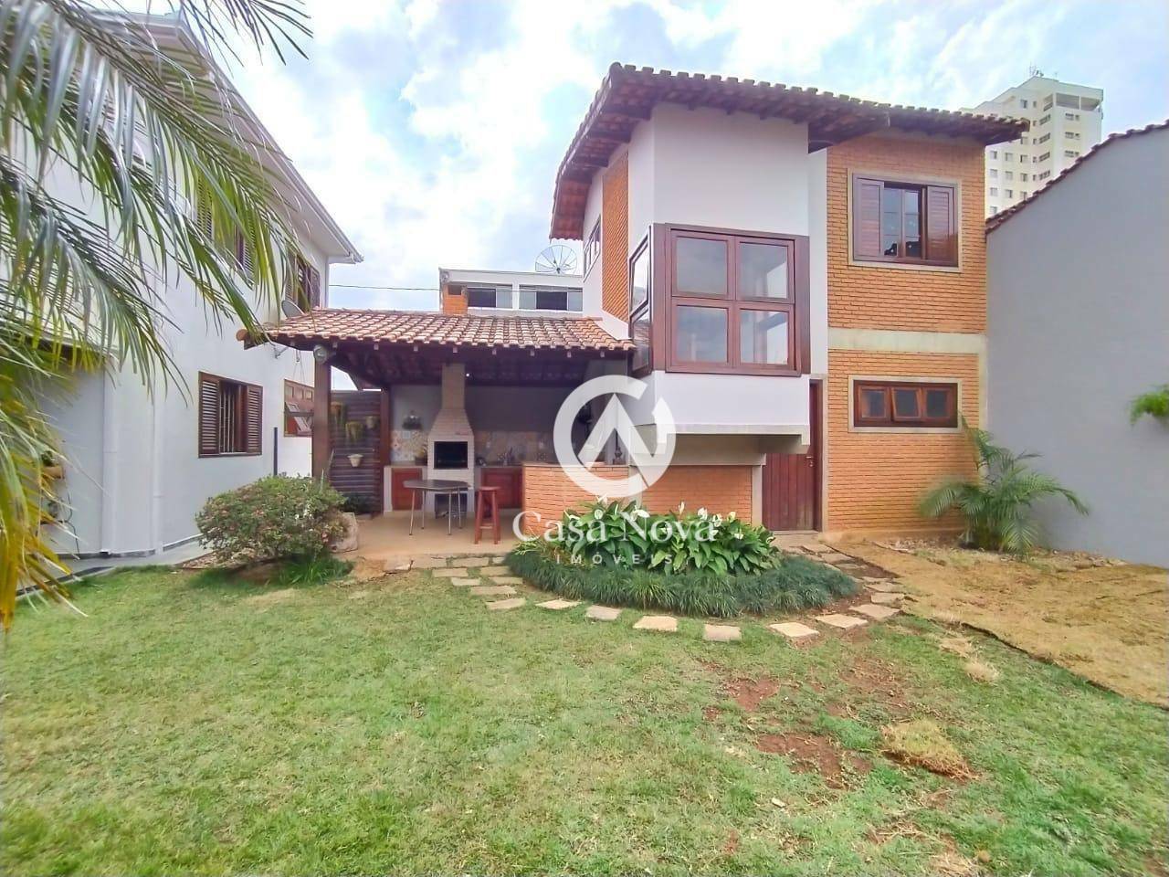 Casa à venda com 4 quartos, 357m² - Foto 1