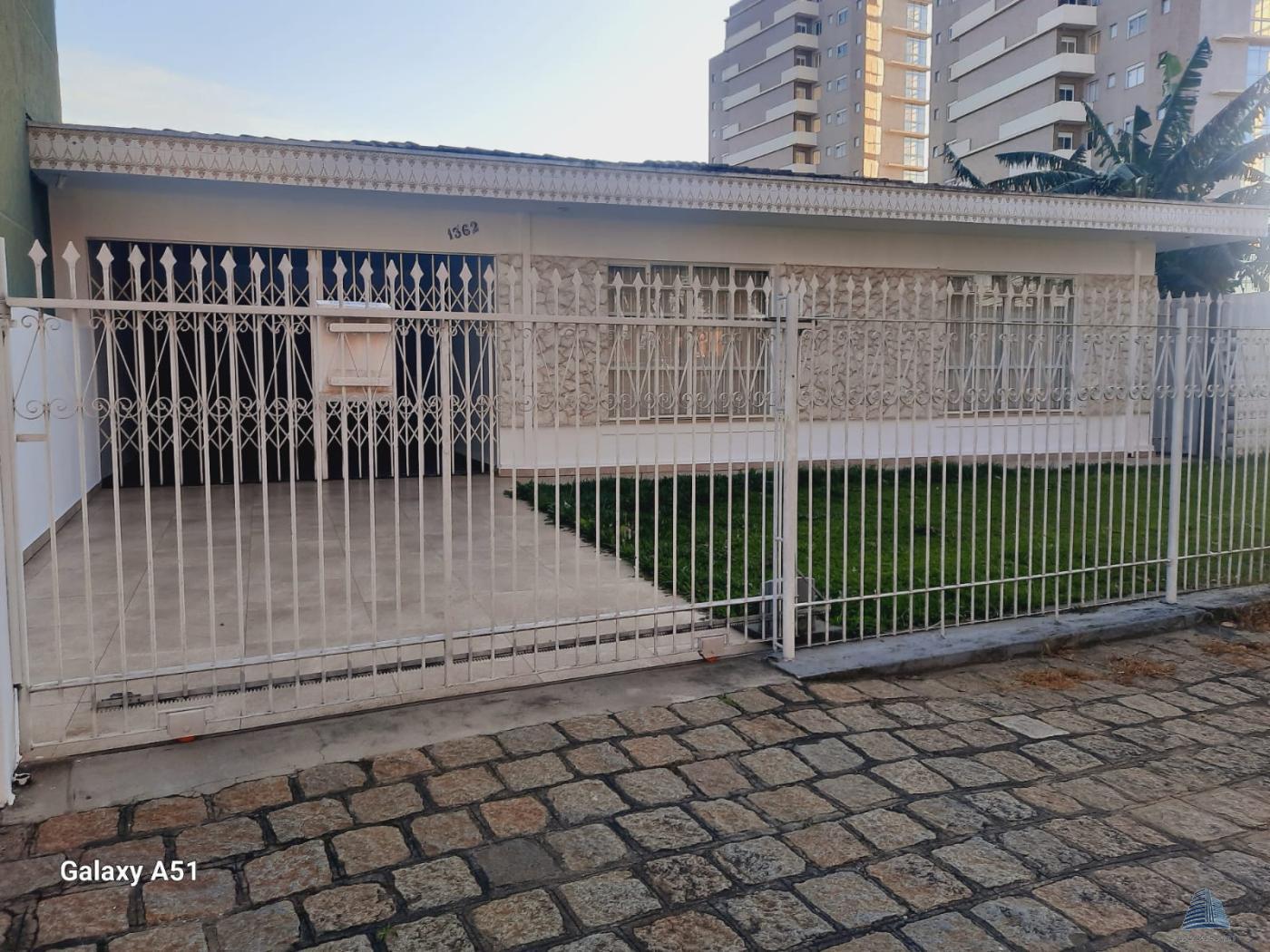 Casa para alugar com 4 quartos, 348m² - Foto 1