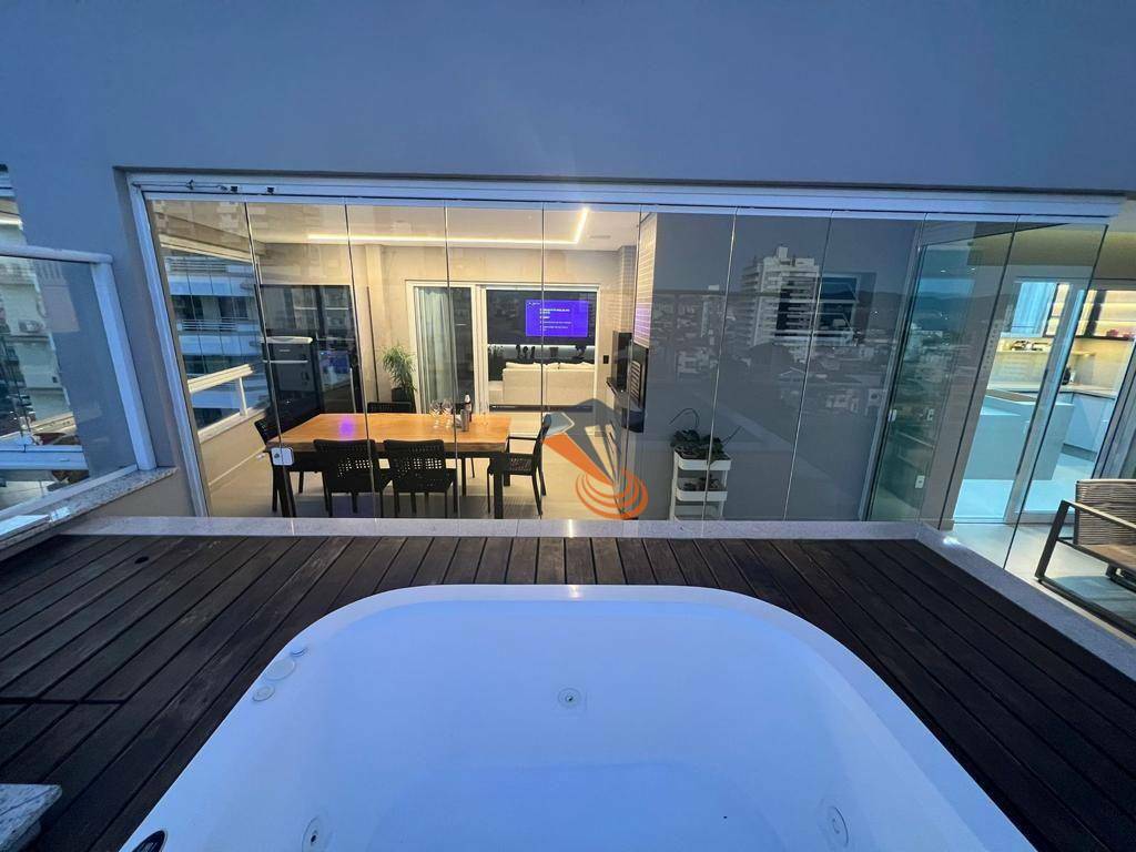 Cobertura, 3 quartos, 215 m² - Foto 2