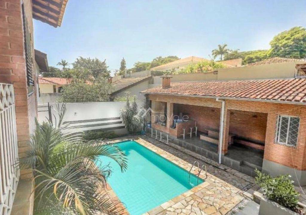 Casa à venda com 6 quartos, 318m² - Foto 1