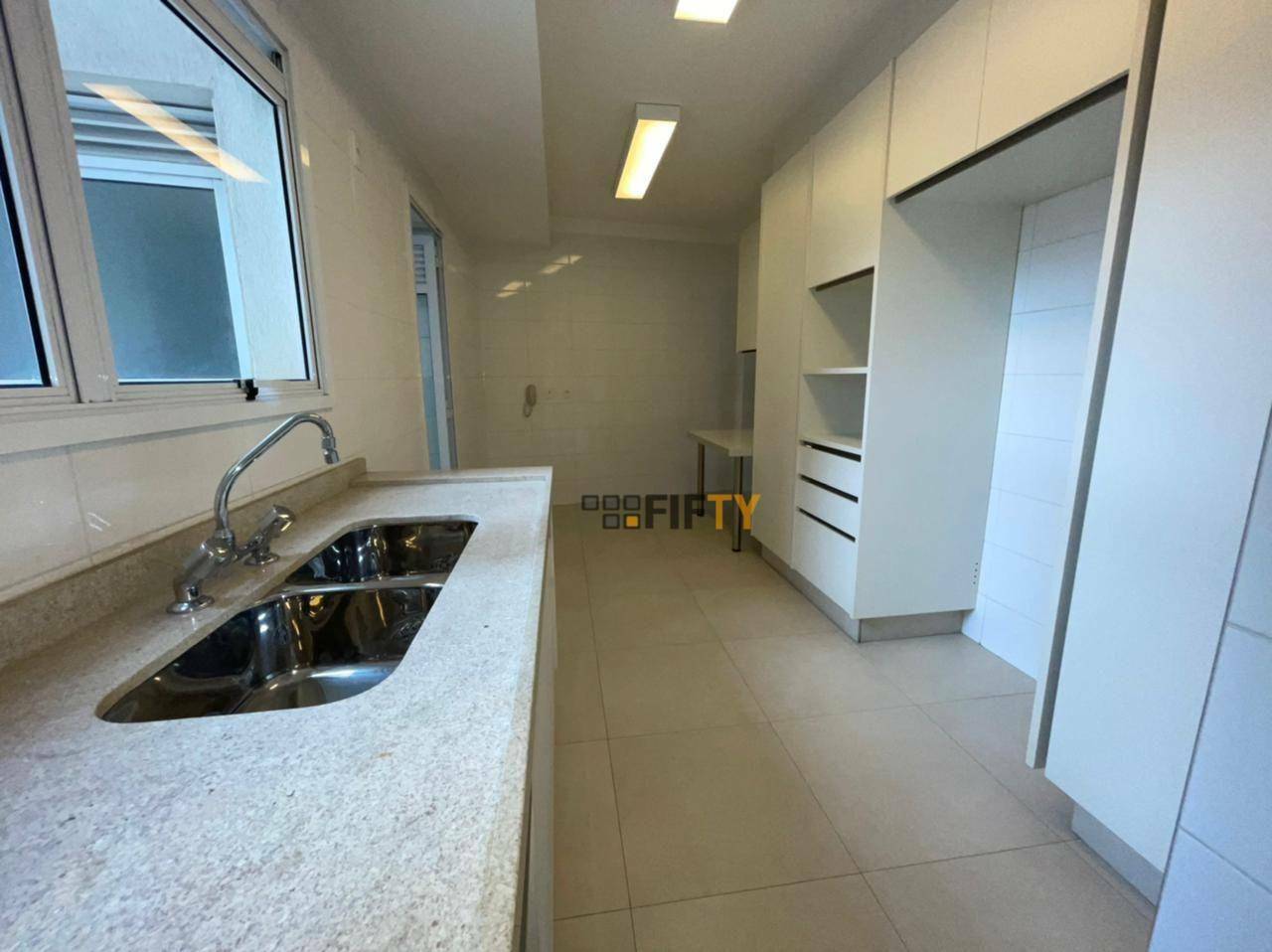 Apartamento para alugar com 3 quartos, 245m² - Foto 5