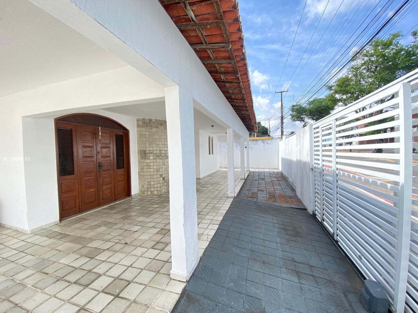 Casa à venda com 3 quartos, 305m² - Foto 2