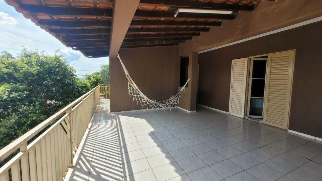 Casa à venda com 3 quartos, 164m² - Foto 1