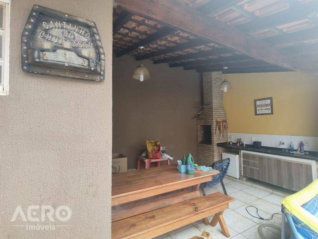 Casa à venda com 2 quartos, 135m² - Foto 2