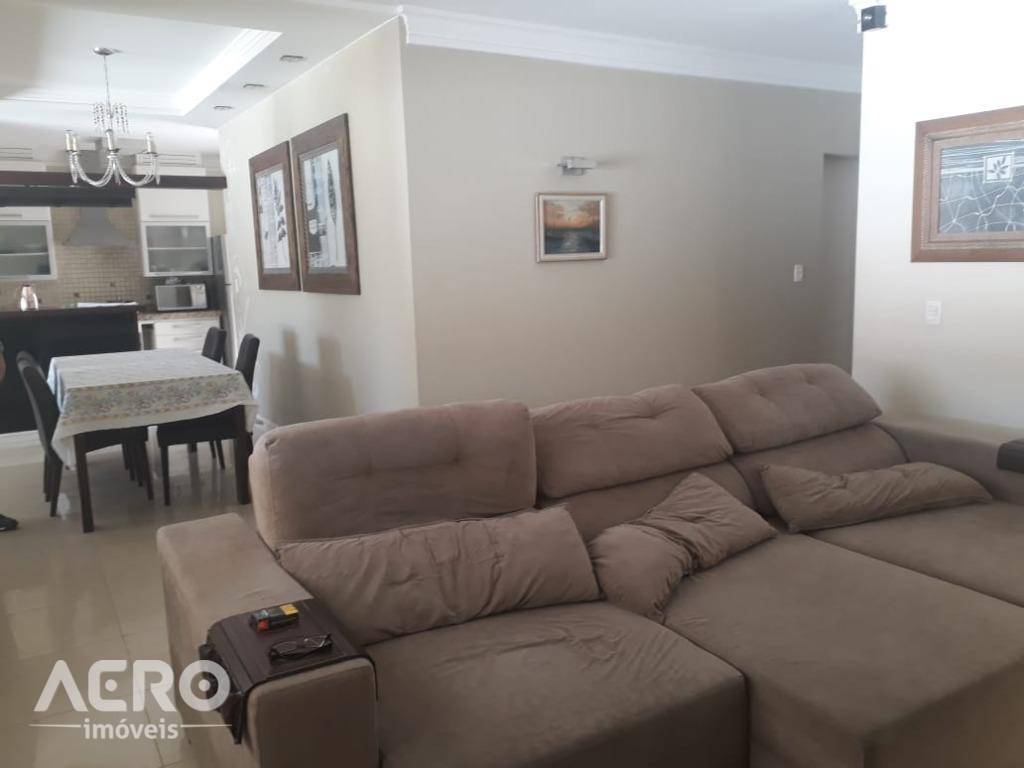 Casa à venda com 3 quartos, 200m² - Foto 4