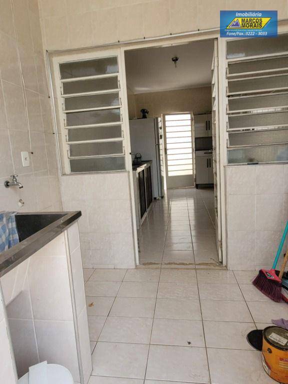 Casa para alugar com 2 quartos, 250m² - Foto 19