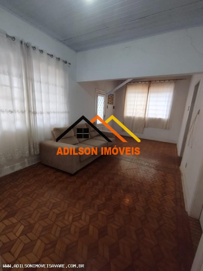 Casa à venda com 3 quartos, 219m² - Foto 1