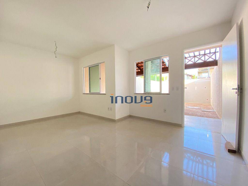 Casa à venda com 4 quartos, 131m² - Foto 1