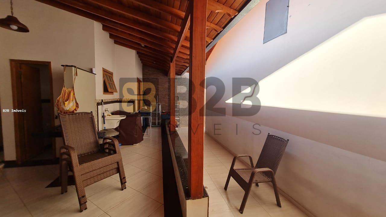 Casa à venda com 3 quartos, 210m² - Foto 14