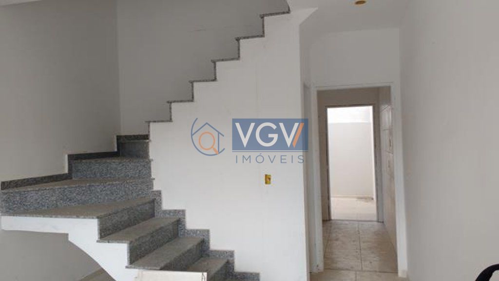 Casa à venda com 2 quartos, 70m² - Foto 4