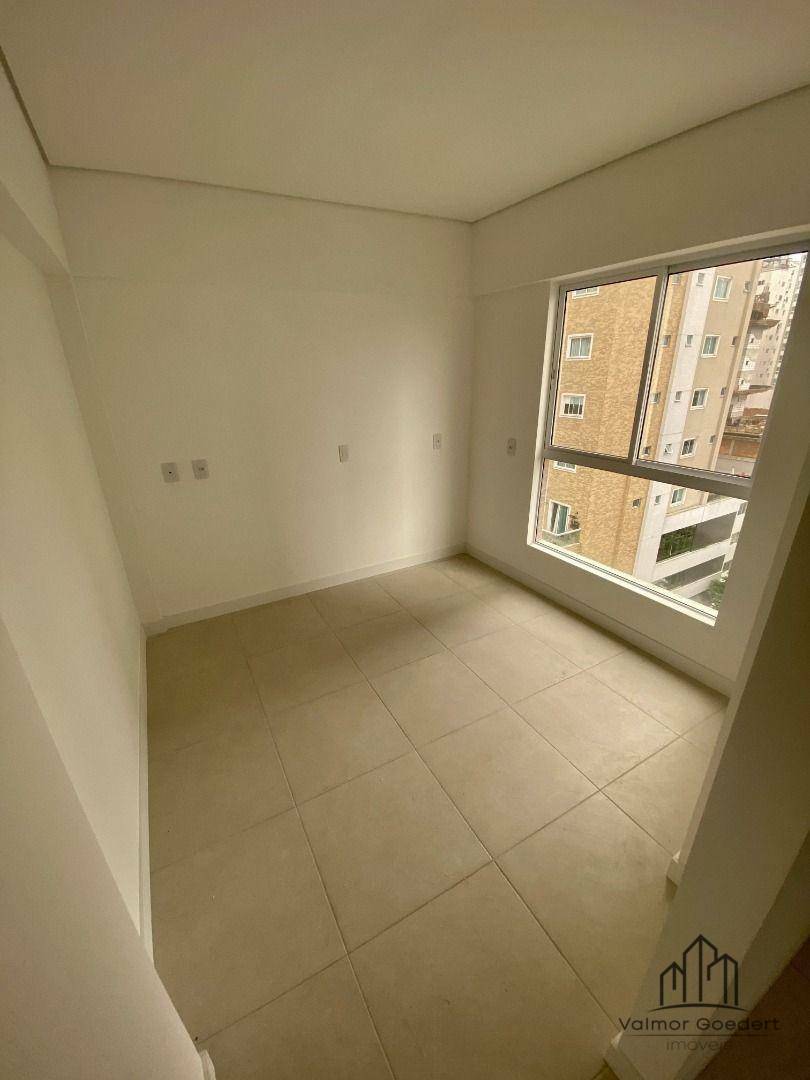 Apartamento para alugar com 3 quartos, 97m² - Foto 11