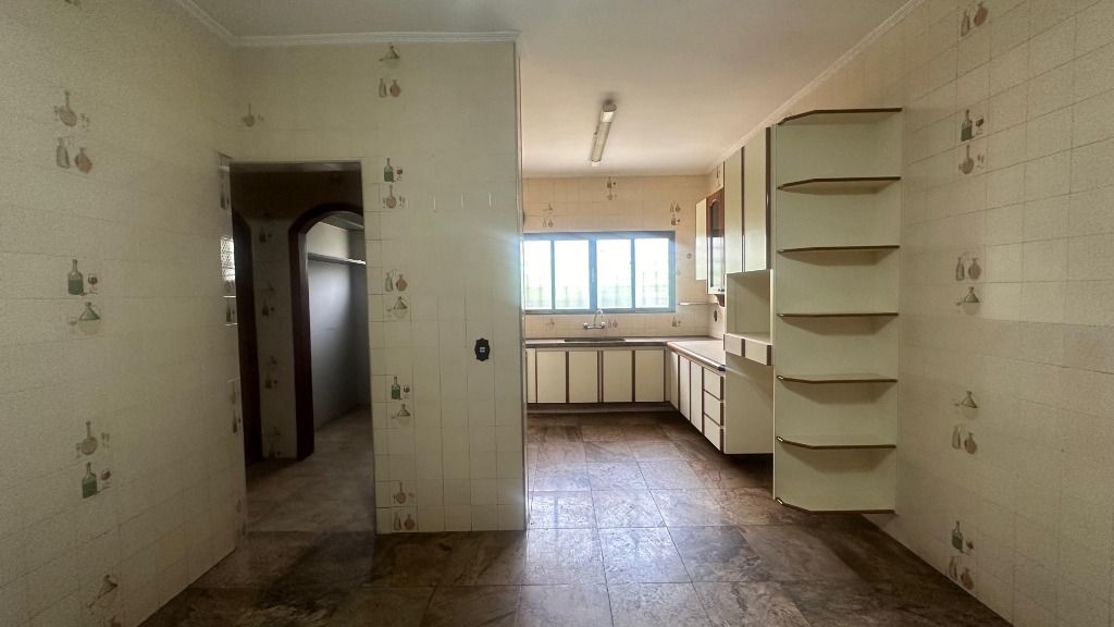 Casa para alugar com 4 quartos, 465m² - Foto 17