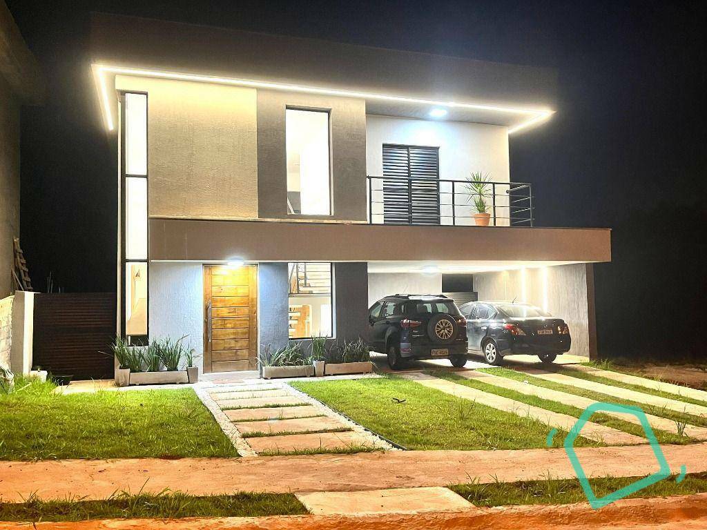 Casa de Condomínio à venda com 3 quartos, 242m² - Foto 1