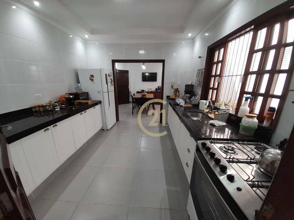 Casa à venda com 5 quartos, 208m² - Foto 4