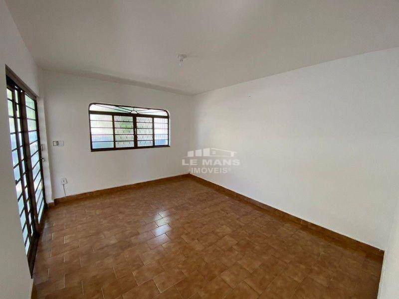 Casa à venda com 4 quartos, 182m² - Foto 4