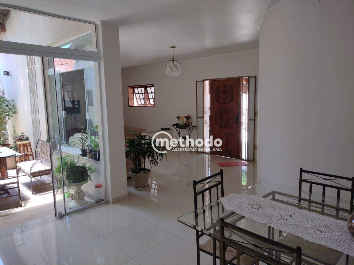 Casa à venda com 3 quartos, 240m² - Foto 1