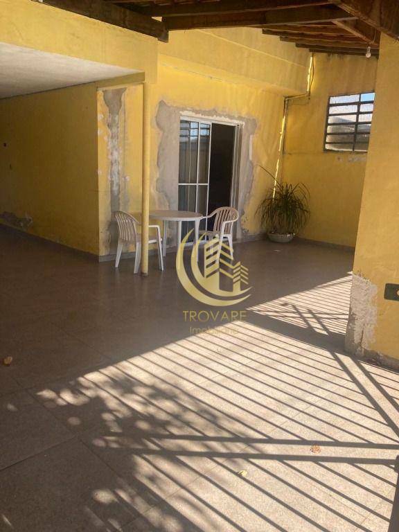 Casa à venda com 4 quartos, 200m² - Foto 1