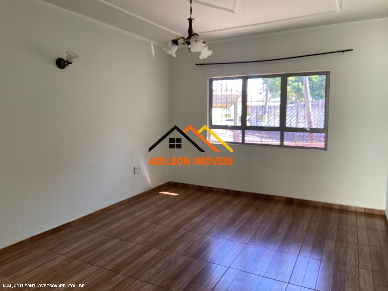 Casa para alugar com 3 quartos, 169m² - Foto 1