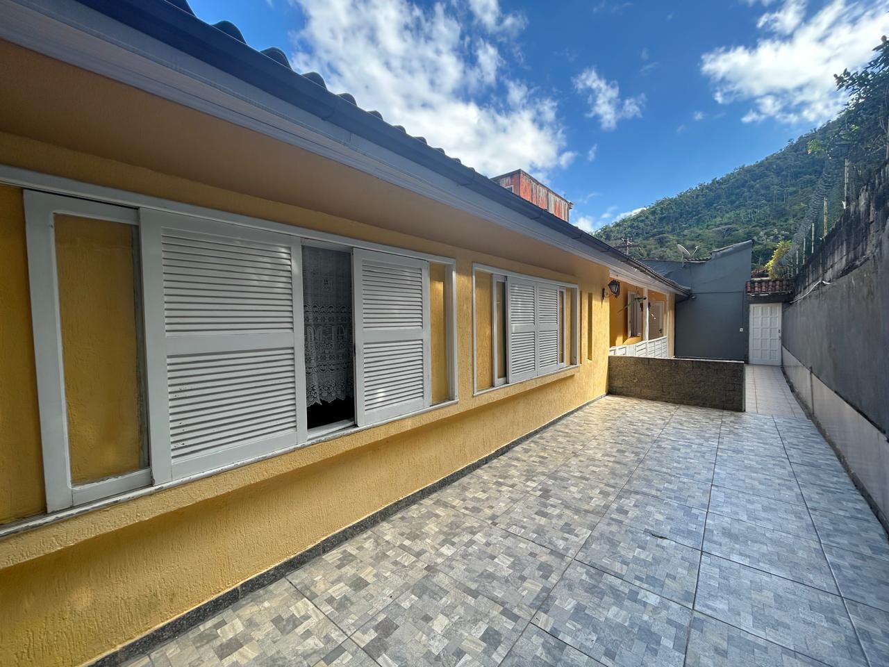 Casa à venda com 3 quartos, 83m² - Foto 1