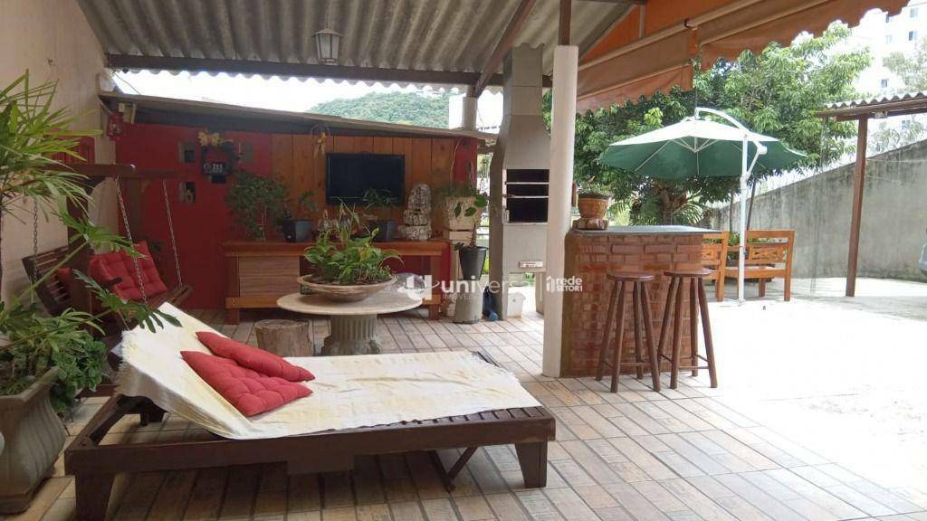 Casa à venda com 5 quartos, 264m² - Foto 1
