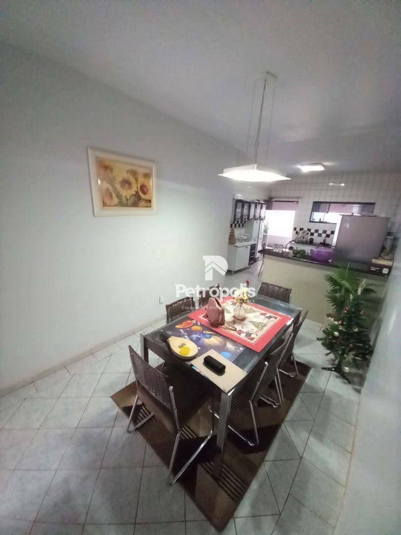 Casa à venda com 3 quartos, 200m² - Foto 1